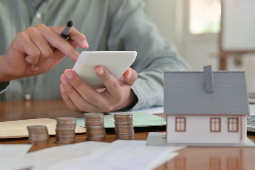 hand-is-using-calculator-to-calculate-the-home-exp-6BSKCP8-min-1-scaled