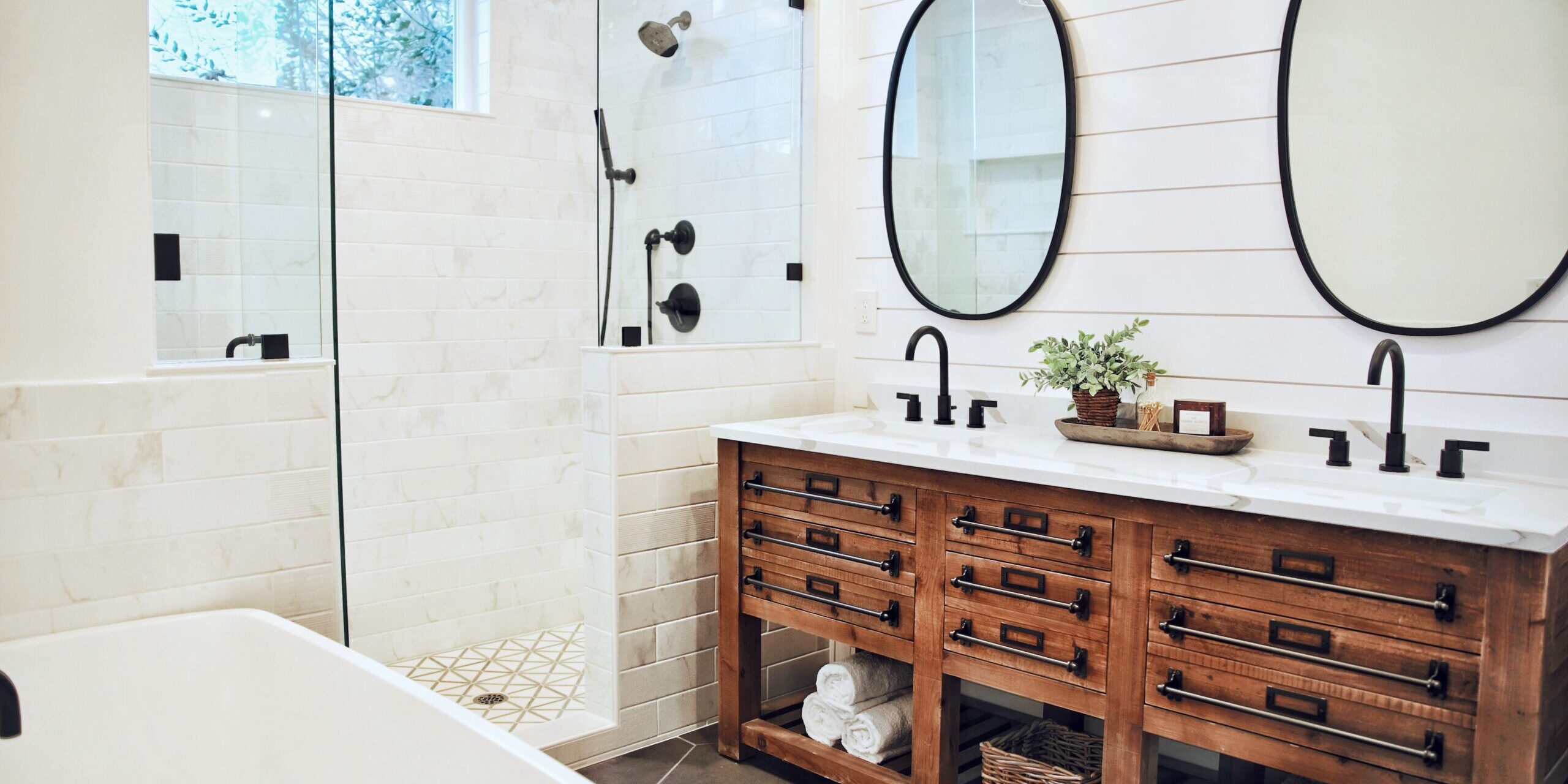 Acessórios de casa de banho para tornar este quarto seguro e protegido