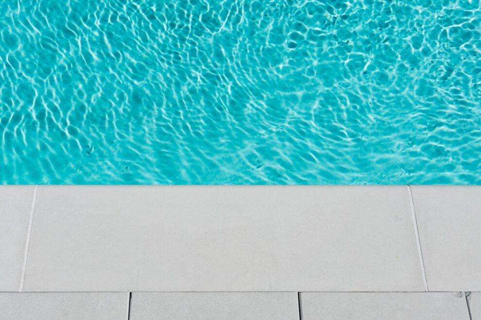 Por qué es importante equilibrar el pH del agua de tu piscina