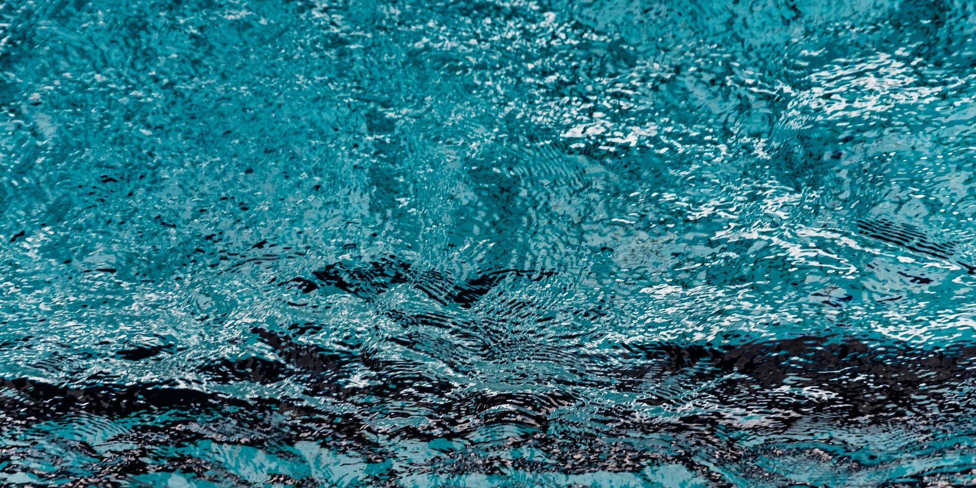 Controllo delle Alghe in Piscina: Prevenzione e Trattamento in Estate