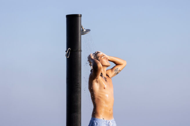 Pool showers, comfort and safety for users